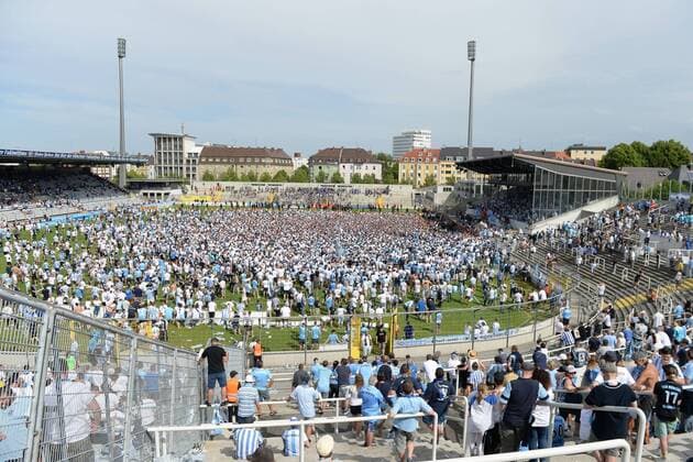 Bilder des Tages - SPORT Platzsturm nach dem Schlusspfiff, Schlussjubel, die Fans stürmen den Platz, Freude, freundlich, fröhlich, strahlend, optimistisch Jubel über den Aufstieg, Fussball, Relegation zur Dritten Liga, TSV 1860 München - 1 FC Saarbrücken,