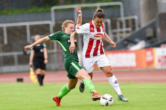 v.li. Verena Volkmer (Bremen, 16), Lidija Kulis (1. FC Köln, 32), Zweikampf, Duell, duel, tackle, tackling, Dynamik, Action, Aktion, Fussball, Allianz Frauen-Bundesliga, 1. FC Köln - SV Werder Bremen,