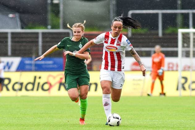 v.li. Verena Volkmer (Bremen, 16), Peggy Nietgen (1. FC Köln, 21), Zweikampf, Duell, duel, tackle, tackling, Dynamik, Action, Aktion, Fussball, Allianz Frauen-Bundesliga, 1. FC Köln - SV Werder Bremen,