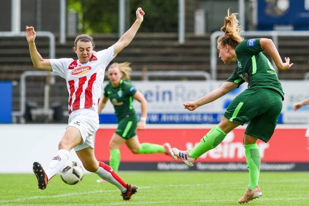 v.li. Meikayla Moore (1. FC Köln, 15), Franziska Gieseke (Bremen, 2), Zweikampf, Duell, duel, tackle, tackling, Dynamik, Action, Aktion, Fussball, Allianz Frauen-Bundesliga, 1. FC Köln - SV Werder Bremen,