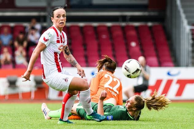 v.li. Franziska Gieseke (Bremen, 2), Torfrau Marie Wenzl (1. FC Köln, 22) beide am Boden liegend, Zweikampf, Duell, duel, tackle, tackling, Dynamik, Action, Aktion, Fussball, Allianz Frauen-Bundesliga, 1. FC Köln - SV Werder Bremen,