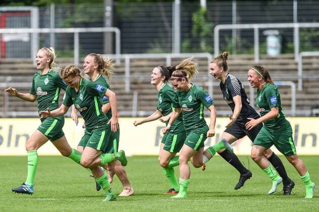 Die Frauen von Werder Bremen freuen sich nach der Begegnung über den Klassenerhalt, jubel nach dem Schlusspfiff, Sieg, Sieger, Gewinner, jubelt, jubeln, Freude, optimistisch, Action, Aktion, Fussball, Allianz Frauen-Bundesliga, 1. FC Köln - SV Werder Bremen,