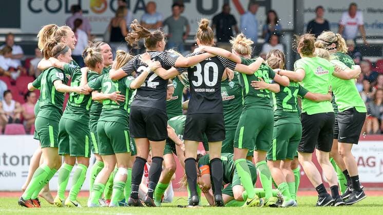 Die Frauen von Werder Bremen freuen sich nach der Begegnung über den Klassenerhalt, jubel nach dem Schlusspfiff, Sieg, Sieger, Gewinner, jubelt, jubeln, Freude, optimistisch, Action, Aktion, Fussball, Allianz Frauen-Bundesliga, 1. FC Köln - SV Werder Bremen,