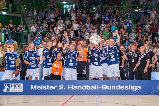 Meisterfoto des Meisters der 2. Handball-Bundesliga v.l. Sebastian Hinze (Trainer, Bergischer HC), Milan Kotrc ( 15, Bergischer HC), Maciej Majdzinski ( 14, Bergischer HC), Linus Arnesson ( 24, Bergischer HC), Christopher Rudeck ( 16, TW, Bergischer HC), Tomas Babak ( 19, Bergischer HC), Csaba Szücs ( 20, Bergischer HC), Arnor Thor Gunnarsson ( 11, Bergischer HC), Fabian Gutbrod ( 22, Bergischer HC), Bastian Rutschmann ( 23, Bergischer HC), Jan Artmann ( 17, Bergischer HC), Maximilian Leon Bettin ( 2, Bergischer HC), Leos Petrovsky ( 6, Bergischer HC), Bogdan Andrei Criciotoiu ( 90, Bergischer HC), Kristian Nippes ( 13, Bergischer HC) und andere Bergischer HC vs. HSC Coburg 2000, Handball, 2. Handball Bundesliga, 02.06.18 Wuppertal NRW Deutschland Uni-Halle