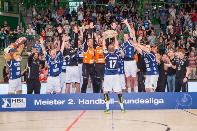 Meisterfoto des Meisters der 2. Handball-Bundesliga v.l. Sebastian Hinze (Trainer, Bergischer HC), Milan Kotrc ( 15, Bergischer HC), Maciej Majdzinski ( 14, Bergischer HC), Linus Arnesson ( 24, Bergischer HC), Christopher Rudeck ( 16, TW, Bergischer HC), Tomas Babak ( 19, Bergischer HC), Csaba Szücs ( 20, Bergischer HC), Arnor Thor Gunnarsson ( 11, Bergischer HC), Fabian Gutbrod ( 22, Bergischer HC), Bastian Rutschmann ( 23, Bergischer HC), Jan Artmann ( 17, Bergischer HC), Maximilian Leon Bettin ( 2, Bergischer HC), Leos Petrovsky ( 6, Bergischer HC), Bogdan Andrei Criciotoiu ( 90, Bergischer HC), Kristian Nippes ( 13, Bergischer HC) und andere Bergischer HC vs. HSC Coburg 2000, Handball, 2. Handball Bundesliga, 02.06.18 Wuppertal NRW Deutschland Uni-Halle