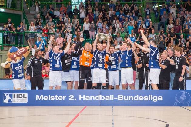 Meisterfoto des Meisters der 2. Handball-Bundesliga v.l. Sebastian Hinze (Trainer, Bergischer HC), Milan Kotrc ( 15, Bergischer HC), Maciej Majdzinski ( 14, Bergischer HC), Linus Arnesson ( 24, Bergischer HC), Christopher Rudeck ( 16, TW, Bergischer HC), Tomas Babak ( 19, Bergischer HC), Csaba Szücs ( 20, Bergischer HC), Arnor Thor Gunnarsson ( 11, Bergischer HC), Fabian Gutbrod ( 22, Bergischer HC), Bastian Rutschmann ( 23, Bergischer HC), Jan Artmann ( 17, Bergischer HC), Maximilian Leon Bettin ( 2, Bergischer HC), Leos Petrovsky ( 6, Bergischer HC), Bogdan Andrei Criciotoiu ( 90, Bergischer HC), Kristian Nippes ( 13, Bergischer HC) und andere Bergischer HC vs. HSC Coburg 2000, Handball, 2. Handball Bundesliga, 02.06.18 Wuppertal NRW Deutschland Uni-Halle