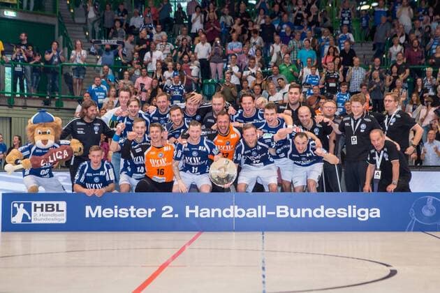 Bilder des Tages - SPORT Meisterfoto des Meisters der 2. Handball-Bundesliga v.l. Sebastian Hinze (Trainer, Bergischer HC), Milan Kotrc ( 15, Bergischer HC), Maciej Majdzinski ( 14, Bergischer HC), Linus Arnesson ( 24, Bergischer HC), Christopher Rudeck ( 16, TW, Bergischer HC), Tomas Babak ( 19, Bergischer HC), Csaba Szücs ( 20, Bergischer HC), Arnor Thor Gunnarsson ( 11, Bergischer HC), Fabian Gutbrod ( 22, Bergischer HC), Bastian Rutschmann ( 23, Bergischer HC), Jan Artmann ( 17, Bergischer HC), Maximilian Leon Bettin ( 2, Bergischer HC), Leos Petrovsky ( 6, Bergischer HC), Bogdan Andrei Criciotoiu ( 90, Bergischer HC), Kristian Nippes ( 13, Bergischer HC) und andere Bergischer HC vs. HSC Coburg 2000, Handball, 2. Handball Bundesliga, 02.06.18 Wuppertal NRW Deutschland Uni-Halle