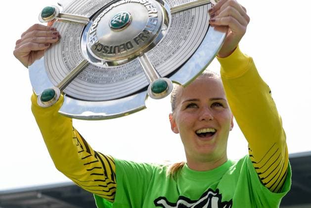 Merle Frohms (Torwart, Wolfsburg) zeigt den Fans die Meisterschaftsschale, jubel nach dem Schlusspfiff, Sieg, Sieger, Gewinner, jubelt, jubeln, Freude, optimistisch, Action, Aktion, Fussball, Allianz Frauen-Bundesliga, VfL Wolfsburg - 1. FC Köln,