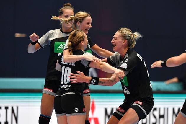 Schlussjubel Teamfoto,Team,Mannschaft, Mannschaftsfoto Deutschland,v.re:Luisa SCHULZE (GER),Anna LOERPER (GER),Franziska MUELLER (GER),Aktion. Jubel,Freude,Begeisterung,. Handball Laenderspiel der Frauen. Deutschland (GER)-Polen(POL) 30-29 am 06.06.2018 Olympiahalle in Muenchen.