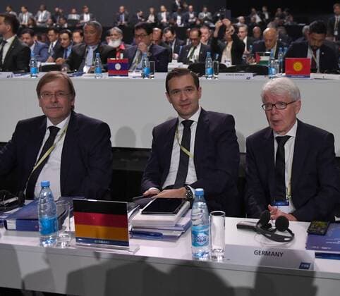 Fussball, Herren, Saison 2017 18, Ein Tag vor Beginn der Weltmeisterschaft in Russland, 68. FIFA-Kongress im Moskauer Expocenter, die deutsche Delegation, v. l. DFB-Vize-Präsident Rainer Koch, Generalsekretär Dr. Friedrich Curtius (DFB), DFB-Vize-Präsident Reinhard Rauball, 13.06. 2018, Copyright: xMatthiasxKochx