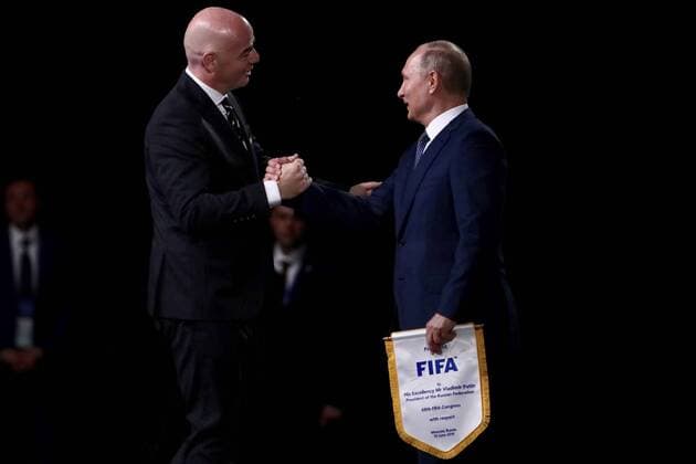 WM 2018, FIFA Kongress in Moskau, WM-Vergabe 2026 June 13, 2018 - EUM20180613DEP10.JPG.MOSCÃö, Rusia., SoccerFutbol-Mundial 2026.-Gianni Infantino, presidente de la FIFA, saluda a Vladimir Putin, presidente de Rusia en el 68 Congreso de la FIFA, este 13 de junio de 2018, en el Expocentro de Moscu, en donde se da a conocer que la sede del Mundial 2026 sera en Estados Unidos, Mexico y Canada. Foto: Agencia EL UNIVERSALLuis CortesMAR.es Latin News: June 13, 2018 - ZUMAu78_ 20180613_zaf_u78_519 Copyright: xElxUniversalx