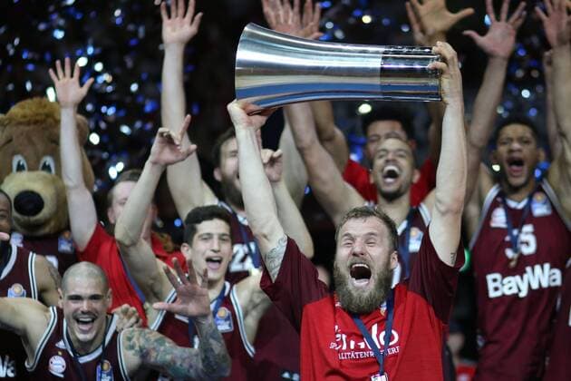 Basketball, Bundesliga, Playoff Final, Spiel 5, 16.06.2018, Muenchen, FC Bayern Basketball gegen Alba Berlin Basketball, Bundesliga, Playoff Final, Spiel 5, 16.06.2018, Muenchen, FC Bayern Basketball gegen Alba Berlin Bild: Siegesfreude Kapitän Anton Gavel mit Pokal ( 25, Bayern Basketball) und seine Mannschaft