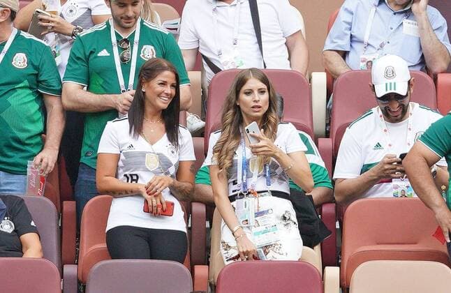 Germany - Mexico, Soccer, Moscow, June 17, 2018 Spielerfrauen Lina, Freundin von Joshua KIMMICH, DFB 18, und Cathy Fischer, Ehefrau von Mats Hummels auf der Tribuene mit Handy GERMANY - MEXICO FIFA World Cup WM Weltmeisterschaft Fussball 2018 RUSSIA, Group F, Season 2018 2019, June 17, 2018 L u z h n i k i Stadium in Moscow, Russia. Photo: MAGICS Peter Schatz