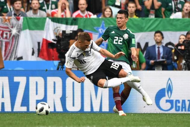 Fussball, Herren, Saison 2017 18, Weltmeisterschaft in Russland, Gruppe F (1. Spieltag, Luschniki-Stadion Moskau), Deutschland - Mexiko, Joshua Kimmich (Nr. 18, Deutschland), Hirving Lozano (Nr. 22, Mexiko), 17.06.2018, Copyright: xMatthiasxKochx