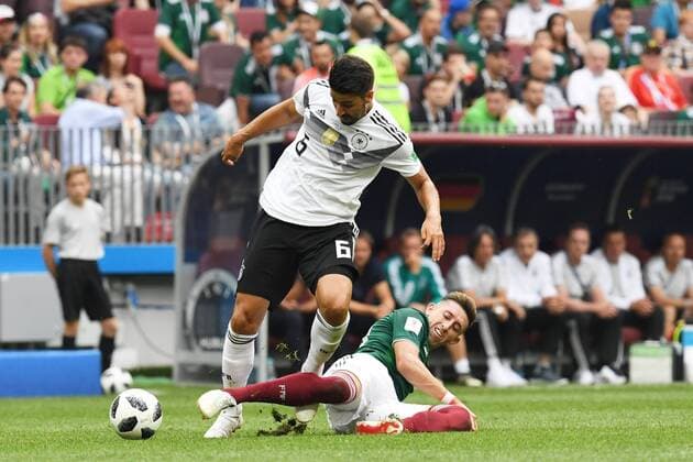 Moskau, Fussball Herren, FIFA Fussball Welltmeisterschaften 2018, FIFA World Cup WM Weltmeisterschaft Fussball 2018, 17.06.2018, Luzhnikistadion Moskau, Gruppe F Vorrunde, Deutschland vs Mexiko, Sami Kedira Deutschland, hector herrera, Mexiko