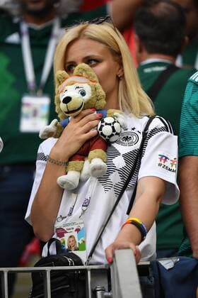 Fussball, Herren, Saison 2017 18, Weltmeisterschaft in Russland, Gruppe F (1. Spieltag, Luschniki-Stadion Moskau), Deutschland - Mexiko, Enttäuschung nach Abpfiff bei den deutschen Fans, ein weiblicher Fans küsst ihr Stofftier, 17.06.2018, Copyright: xMatthiasxKochx