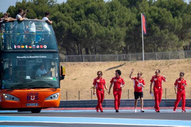 Bilder des Tages - SPORT Sebastian Vettel (Scuderia Ferrari) besichtigt mit Teammitgliedern die Strecke und winkt Fans auf einem Bus, Grosser Preis von Frankreich 2018, Rennen, Motorsport, Formel 1, 21.06.2018, Grosser Preis von Frankreich 2018, Rennen, Motorsport, Formel 1, 21.06.2018 Le Castellet Copyright: xIllman Eibner-Pressefotox EP_eer