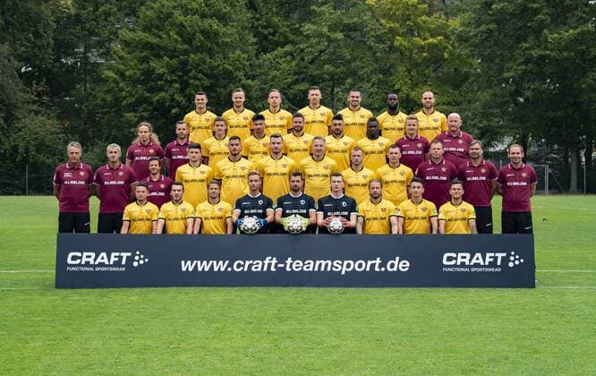 Mannschaftsfoto: SG Dynamo Dresden; 2.BL, Porträttermin, Saison 2018 2019, Freitag (06.07.2018): Mannschaftsfoto, Hintere Reihe von links: Philip Heise (16), Lucas Röser (9), Jannik Müller (18), Sören Gonther (26), Pascal Testroet (37), Erich Berko (40), Rico Benatelli (8). 2.Reihe von oben von links: Tobias Lange, Alexander Schurig (Physiotherapeuten), Marius Hauptmann (35), Osman Atilgan (15), Niklas Kreuzer (7), Aias Aosman (10), Moussa Kone (14), Felix Schimmel (Co-Trainer), Dietmar Preußer (Zeugwart). 3.Reihe von oben von links: Uwe Neuhaus (Cheftrainer), Peter Nemeth (Co-Trainer), Philippe Hasler (Athletiktrainer), Jannis Nikolaou (4), Dario Dumic (3), Florian Ballas (23), Marco Hartmann (6), Brian Hamalainen (31), Haris Duljevic (11), Branislav Arsenovic (Torwarttrainer), Matthias Lust (Co-Trainer), Sascha Lense (Sportpsychologe). Untere Reihe von links: Vasil Kusej (32), Justin Löwe (34), Patrick Möschl (22), Tim Boss (21), Patrick Wiegers (24), Markus Schubert (1), Patrick Ebert (20), Baris Atik (28), Sascha Horvath (29).