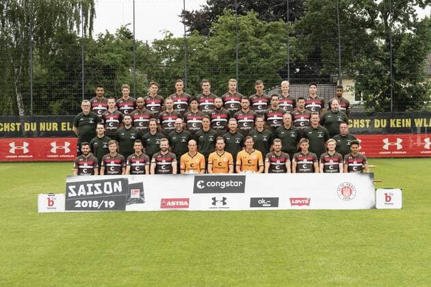 Team FC St. Pauli, hintere Reihe v.l. Sami Allagui, Daniel Buballa, Luca-Milan Zander, Philipp Ziereis, Johannes Flum, Florian Carstens, Brian Koglin, Clemens Schoppenhauer, Yi-Young Park, Jeremy Dudziak, 3. Reihe v.l. Zeugwart Siegmar Krahl, Jakob Muenzner, Christopher Avevor, Bernd Nehrig, Ryo Miyaichi, Marvin Knoll, Dimitrios Diamantakos, Ersin Zehir, Jan-Philipp Kalla, Zeugwart Andreas Kreft, 2. Reihe v.l. Physiotherapeut Mike Muretic, Physiotherapeut Alexander Blase, Mannschaftsarzt Dr. Volker Carrero, Andrew Meredith (Spielanalyse), Athletiktrainer Janosch Emonts, Athletiktrainer Christoph Hainc, Torwarttrainer Mathias Hain, Co-Trainer Andre Trulsen, Co-Trainer Markus Gellhaus, Trainer Markus Kauczinski, vorn v.l. Cenk Sahin, Richard Neudecker, Waldemar Sobota, Jan-Marc Schneider, Torwart Svend Brodersen, Torwart Robin Himmelmann, Torwart Philipp Heerwagen, Christopher Buchtmann, Finn Ole Becker, Mats Moeller Daehli, Luis Coordes 05.07.18, Hamburg, Mannschaftsfototermin FC St.Pauli,