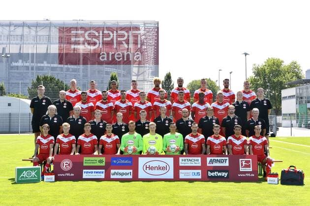 Fortuna Düsseldorf, 1. BL, Porträttermin 2018 2019, Mannschaftsfoto, 1.Reihe v.li.: Benito Raman, Jean Zimmer, Taylan Duman, Georgios Siadas, Michael Rensing, Tim Wiesner, Raphael Wolf, Diego Contento, Kevin Stöger, Kianz Froese, Davor Lovren. 2. Reihe v.li.: Dr. med. Ulf Blecker (Mannschaftsarzt), Dr. med. Ulrich Keil (Mannschaftsarzt), Dr. med. Thomas Wieczorek (Mannschaftsarzt), Thomas Gucek (Physiotherapeut), Marcel Verstappen (Physiotherapeut), Carsten Fiedler (Chef-Physiotherapeut), Robin Sanders (Athletiktrainer), Claus Reitmaier (Torwarttrainer), Thomas Kleine (Co-Trainer), Friedhelm Funkel (Cheftrainer). 3.Reihe v.li.: Oliver Paashaus (Mannschaftsbetreuer), Benjamin Hauptmann (Mannschaftsbetreuer), Gökhan Gül, Niko Gießelmann, Kaan Ayhan, Marcel Sobottka, Adam Bodzek, Alfredo Morales, Anderson Lucoqui, Rouwen Hennings, Philipp Grobelny (Videoanalyst), Axel Zehle (Mentalcoach). 4.Reihe v.li.: Havard Nielsen, Oliver Fink, Aymen Barkok, Marvin Ducksch, Emmanuel Iyoha, Emir Kujovic, Robin Bormuth, Kenan Karaman, Andre Hoffmann.