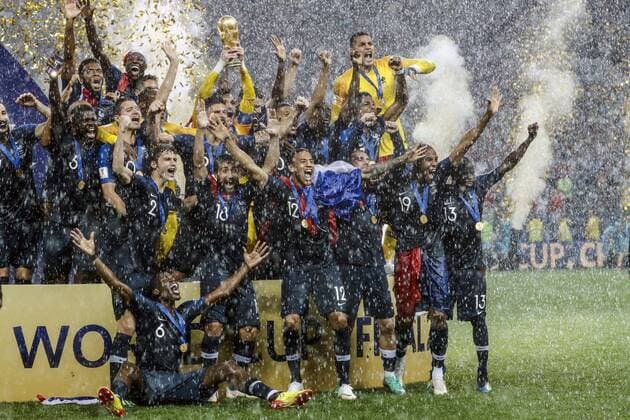 Fußball, WM Finale 2018 in Moskau, Frankreich - Kroatien France goalkeeper Hugo Lloris, Benjamin Pavard of France, Presnel Kimpembe of France, Raphael Varane of France, Samuel Umtiti of France, Paul Pogba of France, Antoine Griezmann of France, Thomas Lemar of France, Olivier Giroud of France, Kylian Mbappe of France, Ousmane Dembele of France, Corentin Tolisso of France, Ngolo Kante of France, Blaise Matuidi of France, Steven N Zonzi of France, France goalkeeper Steve Mandanda, Adil Rami of France, Nabil Fekir of France, Djibril Sidibe of France, Florian Thauvin of France, Lucas Hernandez of France, Benjamin Mendy of France, France goalkeeper Alphonse Areola, France coach Didier Deschamps, with world cup trophy, FIFA World Cup WM Weltmeisterschaft Fussball during the 2018 FIFA World Cup Russia Final match between France and Croatia at the Luzhniki Stadium on July 15, 2018 in Moscow, Russia FIFA World Cup 2018 Russia 2017 2018 xVIxVIxImagesx xMauricexvanxSteenxWKxIVx 11509737