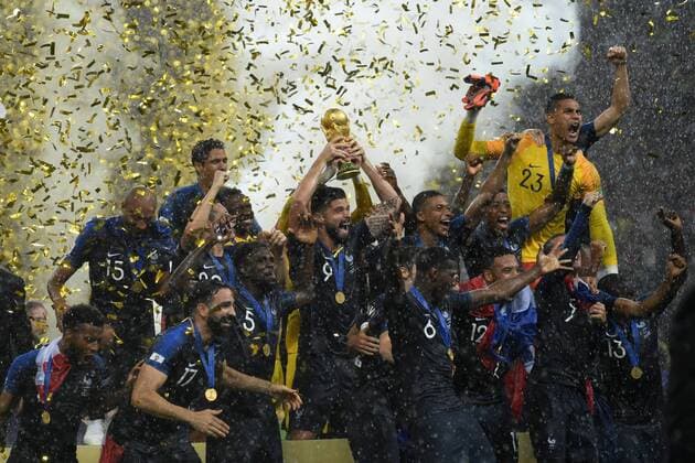 Fußball, WM Finale 2018 in Moskau, Frankreich - Kroatien Moskau, Fussball Herren,FIFA Fussball Weltmeisterschaften 2018, FIFA World Cup WM Weltmeisterschaft Fussball 2018, 15.07.2018, Luzhniki Stadion Moskau, Finale, Frankreich vs Kroatien, Olivier Giroud, Frankreich, mit WM Pokal