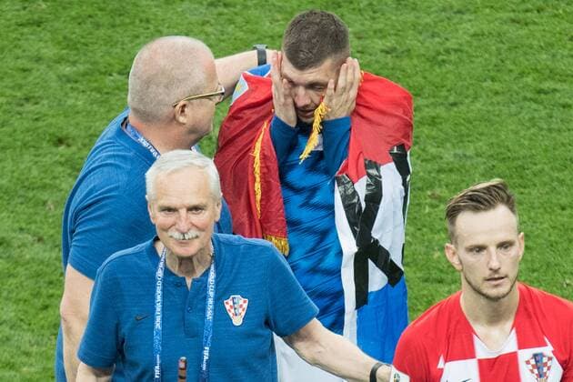 Fußball, WM Finale 2018 in Moskau, Frankreich - Kroatien Ante REBIC (re., CRO) weint und ist enttaeuscht, enttäuscht, Enttäuschung, Enttaeuschung, traurig, frustriert, Frust, gefrustet, halbe Figur, Halbfigur, weinend, Frankreich (FRA) - Kroatien (CRO) 4:2, Finale, Spiel 64, am 15.07.2018 in Moskau; Fussball Weltmeisterschaft 2018 in Russland vom 14.06. - 15.07.2018. Â