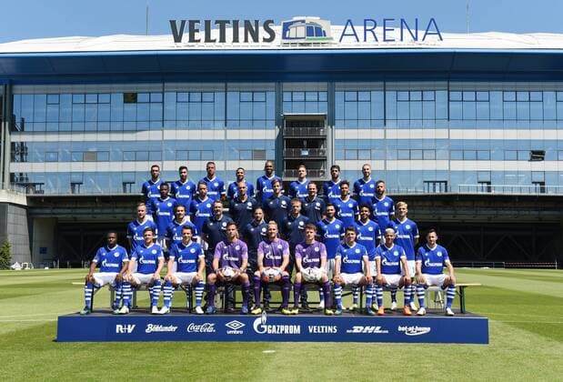 FC Schalke 04; 1.BL, Porträttermin 2018 2019, Mannschaftsfoto, hi. Reihe v.li.: Nabil Bentaleb, Suat Serdar, Franco Di Santo, Omar Mascarell, Naldo, Bastian Oczipka, Pablo Insua, Matija Nastasic. 2. Reihe von oben v.li.: Abdul Rahman Baba, Mark Uth, Athletik-Trainer Ruwen Faller, Athletik-Trainer Bob Schoos, Spiel und Videoanalyst Lars Gerling, Thilo Kehrer, Guido Burgstaller. 3. Reihe von oben, v.li.: Cedric Teuchert, Benjamin Stambouli, Torwart-Trainer Simon Henzler, Chef-Trainer Domenico Tedesco, Co-Trainer Peter Perchtold, Daniel Caligiuri, Weston McKennie, Johannes Geis. Vorn: Bernard Tekpetey, Sascha Riether, Yevhen Konoplyanka, Michael Langer, Ralf Fährmann, Alexander Nübel, Alessandro Schöpf, Amine Harit, Steven Skrzybski.