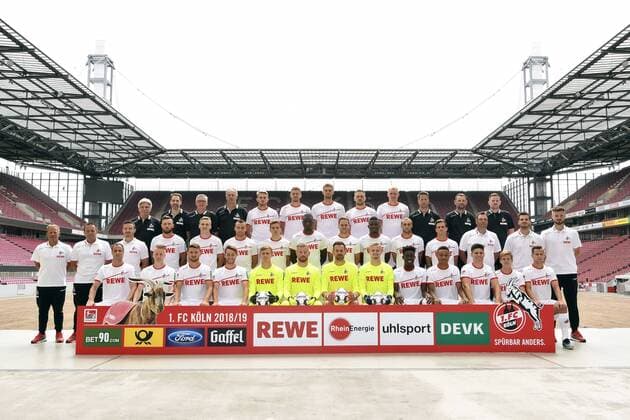 1. FC Köln; 2. BL, Porträttermin 2018 2019, Mannschaftsfoto, 1. Reihe v.li.: Matthias Lehmann, Chris Führich, Salih Özcan, Matthias Bader, Brady Scott, Timo Horn, Thomas Kessler, Jan-Christoph Bartels, Yann Aurel Bisseck, Nikolas Nartey, Jorge Mere, Vincent Koziello, Louis Schaub. 2. Reihe v.li.: Cheftrainer Markus Anfang, Co-Trainer Tom Cichon, Co-Trainer Florian Junge, Marco Höger, Vincent Koziello, Cristian Clemens, Niklas Hauptmann, Sehrou Guirassy, Benno Schmitz, Jhon Cordoba, Marcel Risse, Simon Zoller, Torwartrainer Andreas Menger, Athletiktrainer Max Weuthen, Athletiktrainer Dennis Morschel. 3. Reihe v.li.: Mannschaftsarzt Dr. Peter Schäferhoff, Mannschaftsarzt Dr. Paul Klein, Zeugwart Frank Almstedt, Zeugwart Kresimir Ban, Jannes Horn, Simon Terodde, Lasse Sobiech, Rafael Czichos, Frederik Sörensen, Physiotherapeut Thorsten Klopp, Leiter Physiotherapie & Rehabilitation Klaus Maierstein, Teambetreuer Maximilian Vollmar.