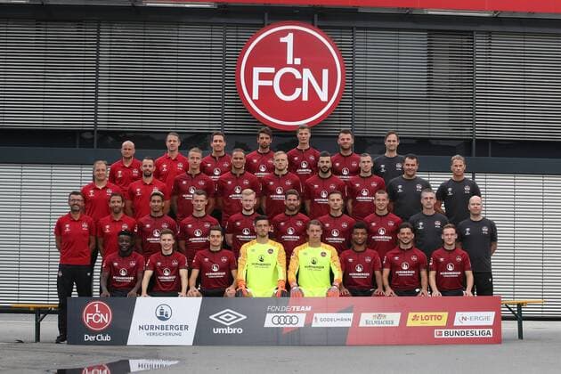 16.07.2018 - 1. FC Nürnberg Nuernberg FCN Club - 1. Fußball Bundesliga BL - Saison 2018 2019 - Fototermin Porträttermin Portraittermin - DaMa - Mannschaftsfoto Teamfoto Mannschaft Team Kader Totale vorne von links : Edgar Salli (7, 1. FC Nürnberg FCN ), Dennis Lippert (34, 1. FC Nürnberg FCN ) Alexander Fuchs (35, 1. FC Nürnberg FCN ) Fabian Bredlow (1, 1. FC Nürnberg FCN ) Christian Mathenia (26, 1. FC Nürnberg FCN ) Timothy Tillman (37, 1. FC Nürnberg FCN ) Tim Leibold (23, 1. FC Nürnberg FCN ) Federico Palacios (21, 1. FC Nürnberg FCN ) zweite reihe von vorne von links: Michael Köllner (Trainer 1. FC Nürnberg FCN ) Boris Schommers (Co-Trainer 1. FC Nürnberg FCN ) Kevin Goden (2, 1. FC Nürnberg FCN ) Törles Knöll (19, 1. FC Nürnberg FCN ) Sebastian Kerk (10, 1. FC Nürnberg FCN ) Enrico Valentini (22, 1. FC Nürnberg FCN ) Robert Bauer (8, 1. FC Nürnberg FCN ) Adam Zrelak (11, 1. FC Nürnberg FCN ) Marko Riegel (Zeugwart 1. FC Nürnberg FCN ) Dr. Matthias Brem (Team-Arzt 1. FC Nürnberg FCN ) dritte reihe von vorne von links: Florian Klausner (Athletik- und Reha-Trainer 1. FC Nürnberg FCN ) Fabian Adelmann (Co-Trainer 1. FC Nürnberg FCN ) Ondrej Petrak (31, 1.FC Nürnberg FCN ) Ewerton Jose Almeida Santos (4, 1. FC Nürnberg FCN ) Hanno Behrens (18, 1. FC Nürnberg FCN ) Mikael Ishak (9, 1. FC Nürnberg FCN ) Lukas Jäger (20, 1. FC Nürnberg FCN ) Gubov Milan (Physiotherapeut 1. FC Nürnberg FCN ) James Morgan (Physiotherapeut 1. FC Nürnberg FCN ) vierte reihe von vorne von links: Nate Weiss (Individual- und Techniktrainer 1. FC Nürnberg FCN ) Martin Scharrer (Torwarttrainer 1. FC Nürnberg FCN ) Georg Margreitter (33, 1. FC Nürnberg FCN ) Lukas Mühl (28, 1. FC Nürnberg FCN ) Patrick Erras (29, 1. FC Nürnberg FCN ) Eduard Löwen (17, 1. FC Nürnberg FCN ) Sascha Rurainski (Physiotherapeut 1. FC Nürnberg FCN )