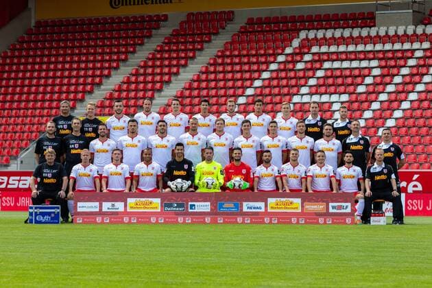 GER, Fussball, Herren, 2.BL, Saison 2018 2019, Porträttermin, 17.07.2018, SSV Jahn Regensburg SSV Jahn Regensburg; 2.BL, Porträttermin 2018 2019, Mannschaftsfoto, hi. Reihe v.li.: Wolfgang Brummer, Tobias Rutzinger, Sargis Adamyan, Sebastian Freis, Sebastian Stolze, Marcel Correia, Jonas Föhrenbach, Ali Odabas, Marc Lais, Kristian Barbuscak, Andreas Gehlen, mi. Reihe v. li.: Matthias Günther, Dr. Andreas Harlass-Neuking, Marco Gruettner, Haris Hyseni, Hamadi Al Ghaddioui, Markus Palionis, Sven Kopp, Dominic Volkmer, Maximilian Thalhammer, Asger Sörensen, Jonas Nietfeld, Achim Beierlorzer, Mersad Selimbegovic, vo. Reihe v. li.: Reinhold Reisinger, Alexander Nandzik, Andre Dej, Jann George, Alexander Weidinger, Philipp Pentke, Andre Weis, Albion Vrenezi, Benedikt Saller, Andreas Geipl, Oliver Hein, Jonas Maier
