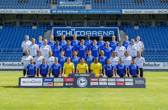 DSC Arminia Bielefeld; 2.BL, Porträttermin 2018 2019, Mannschaftsfoto, hi. Reihe v.li.: Dirk Westerhold (Betreuer & Busfahrer), Max Christiansen, Florian Hartherz, Julian Börner, Fabian Klos, Prince Osei Owusu, Manuel Prietl, Brian Behrendt, Sören Brandy, Rainer Schonz (Zeugwart). 3. Reihe v. li.: Dr. Stefan Budde (Mannschaftsarzt), Dr. Tim Niedergassel (Mannschaftsarzt), Cerruti Siya, Stephan Salger, Sven Schipplock, Joan Simun Edmundsson, Andreas Voglsammer, Reinhard Schnittker (Athletik-Trainer), Marco Kostmann (Torwart-Trainer). 2. Reihe v. li: Samuel da Costa (Masseur), Mario Bertling (Physiotherapeut), Michael Schweika (MSc. Ost Physiotherapeut & Osteopath), Cedric Brunner, Tom Schütz, Nils Quaschner, Roberto Massimo, Jeff Saibene (Cheftrainer), Carsten Rump (Co-Trainer), Sebastian Hille (Co-Trainer). vordere Reihe v. li.: Keanu Staude, Can Özkan, Nils Seufert, Philipp Klewin, Stefan Ortega Moreno, Baboucarr Gaye, Patrick Weihrauch, Leandro Putaro, Semir Ucar. Copyright: xKirchner Inderliedx