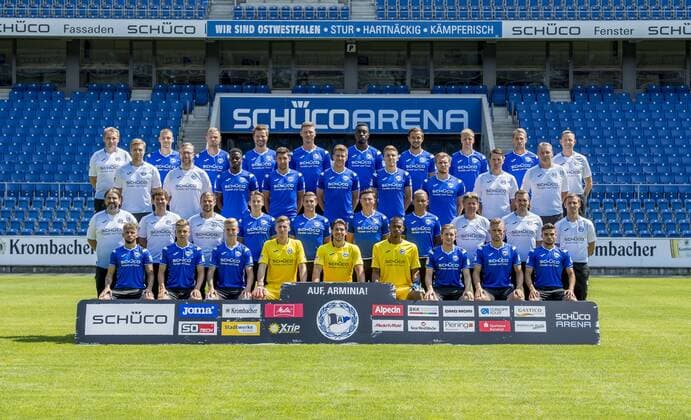DSC Arminia Bielefeld; 2.BL, Porträttermin 2018 2019, Mannschaftsfoto, hi. Reihe v.li.: Dirk Westerhold (Betreuer & Busfahrer), Max Christiansen, Florian Hartherz, Julian Börner, Fabian Klos, Prince Osei Owusu, Manuel Prietl, Brian Behrendt, Sören Brandy, Rainer Schonz (Zeugwart). 3. Reihe v. li.: Dr. Stefan Budde (Mannschaftsarzt), Dr. Tim Niedergassel (Mannschaftsarzt), Cerruti Siya, Stephan Salger, Sven Schipplock, Joan Simun Edmundsson, Andreas Voglsammer, Reinhard Schnittker (Athletik-Trainer), Marco Kostmann (Torwart-Trainer). 2. Reihe v. li: Samuel da Costa (Masseur), Mario Bertling (Physiotherapeut), Michael Schweika (MSc. Ost Physiotherapeut & Osteopath), Cedric Brunner, Tom Schütz, Nils Quaschner, Roberto Massimo, Jeff Saibene (Cheftrainer), Carsten Rump (Co-Trainer), Sebastian Hille (Co-Trainer). vordere Reihe v. li.: Keanu Staude, Can Özkan, Nils Seufert, Philipp Klewin, Stefan Ortega Moreno, Baboucarr Gaye, Patrick Weihrauch, Leandro Putaro, Semir Ucar. Copyright: xKirchner Inderliedx