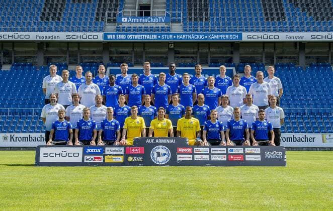DSC Arminia Bielefeld; 2.BL, Porträttermin 2018 2019, Mannschaftsfoto, hi. Reihe v.li.: Dirk Westerhold (Betreuer & Busfahrer), Max Christiansen, Florian Hartherz, Julian Börner, Fabian Klos, Prince Osei Owusu, Manuel Prietl, Brian Behrendt, Sören Brandy, Rainer Schonz (Zeugwart). 3. Reihe v. li.: Dr. Stefan Budde (Mannschaftsarzt), Dr. Tim Niedergassel (Mannschaftsarzt), Cerruti Siya, Stephan Salger, Sven Schipplock, Joan Simun Edmundsson, Andreas Voglsammer, Reinhard Schnittker (Athletik-Trainer), Marco Kostmann (Torwart-Trainer). 2. Reihe v. li: Samuel da Costa (Masseur), Mario Bertling (Physiotherapeut), Michael Schweika (MSc. Ost Physiotherapeut & Osteopath), Cedric Brunner, Tom Schütz, Nils Quaschner, Roberto Massimo, Jeff Saibene (Cheftrainer), Carsten Rump (Co-Trainer), Sebastian Hille (Co-Trainer). vordere Reihe v. li.: Keanu Staude, Can Özkan, Nils Seufert, Philipp Klewin, Stefan Ortega Moreno, Baboucarr Gaye, Patrick Weihrauch, Leandro Putaro, Semir Ucar. Copyright: xKirchner Inderliedx