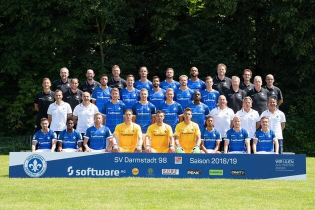 19.07.2018, xfux, Fussball 2.Bundesliga, SV Darmstadt 98 Fototermin Saison 2018 2019, Portra?ttermin 2018 2019, Mannschaftsfoto, emspor, emonline, deloka, 4.Reihe v.l.: Betreuer Michael Richter, Physiotherapeut Dirk Schmitt, Physiotherapeut Bjoern Rein, Yannick Stark, Tobias Kempe, Terrence Boyd, Mannschaftsarzt Dr. Philip Jessen, Mannschaftsarzt Dr. Ingo Schwinnen, Mannschaftsarzt Dr. Alexander Lesch, 3.Reihe v.l.: Teammanager Michael Stegmayer, Betreuer Matthias Neumann, Slobodan Medojevic, Sandro Sirigu, Aytac Sulu, Immanuel Hoehn, Luca Gelzleichter, Betreuer Helmut ãBubuÒ Koch, Betreuer Utz Pfeiffer, 2.Reihe v.l.: Athletiktrainer und Videoanalyst Kai Peter Schmitz, Interimstorwarttrainer Uwe Zimmermann, Patrick Banggaard, Felix Platte, Marcel Franke, Wilson Kamavuaka, Co Trainer Frank Steinmetz, Co Trainer Sascha Franz, Trainer Dirk Schuster, Vordere Reihe v.l. Jamie Maclaren, Joevin Jones, Sebastian Hertner, Florian Stritzel, Daniel Heuer Fernandes, Jo‘l Joel Mall, Orrin McKinze Gaines, Fabian Holland, Marvin Mehlem Darmstadt