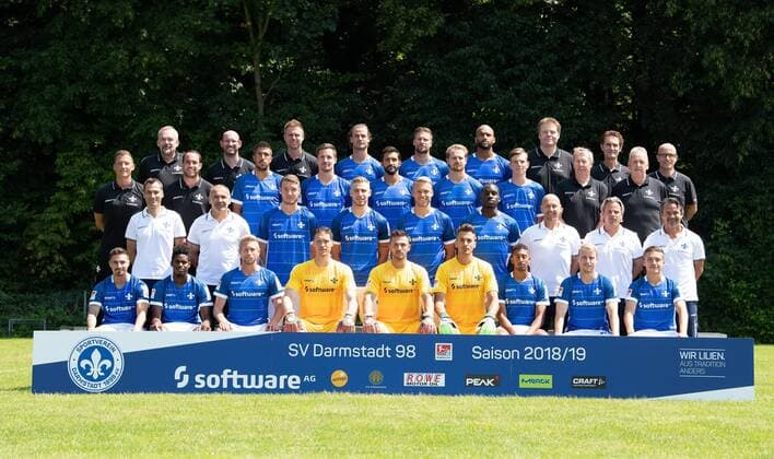 19.07.2018, xfux, Fussball 2.Bundesliga, SV Darmstadt 98 Fototermin Saison 2018 2019, Porträttermin 2018 2019, Mannschaftsfoto, emspor, emonline, deloka, 4.Reihe v.l.: Betreuer Michael Richter, Physiotherapeut Dirk Schmitt, Physiotherapeut Bjoern Rein, Yannick Stark, Tobias Kempe, Terrence Boyd, Mannschaftsarzt Dr. Philip Jessen, Mannschaftsarzt Dr. Ingo Schwinnen, Mannschaftsarzt Dr. Alexander Lesch, 3.Reihe v.l.: Teammanager Michael Stegmayer, Betreuer Matthias Neumann, Slobodan Medojevic, Sandro Sirigu, Aytac Sulu, Immanuel Hoehn, Luca Gelzleichter, Betreuer Helmut Bubu Koch, Betreuer Utz Pfeiffer, 2.Reihe v.l.: Athletiktrainer und Videoanalyst Kai Peter Schmitz, Interimstorwarttrainer Uwe Zimmermann, Patrick Banggaard, Felix Platte, Marcel Franke, Wilson Kamavuaka, Co Trainer Frank Steinmetz, Co Trainer Sascha Franz, Trainer Dirk Schuster, Vordere Reihe v.l. Jamie Maclaren, Joevin Jones, Sebastian Hertner, Florian Stritzel, Daniel Heuer Fernandes, Joël Joel Mall, Orrin McKinze Gaines, Fabian Holland, Marvin Mehlem Darmstadt
