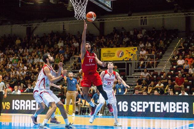 EuroBasket 2022, DBB, Historie, EM - Historie GER, Basketball EM 2018 U20 Männer Maenner in Chemnitz, Viertelfinale Deutschland vs. Türkei Tuerkei 19.07.2018, Messe, Chemnitz, GER, Basketball EM 2018 U20 Männer Maenner in Chemnitz, Viertelfinale Deutschland vs. Türkei Tuerkei, im Bild Kostja Mushidi ( 11, Deutschland), Erkin Senel ( 11, Tuerkei),