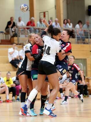 Aimee von Pereira ( Deutschland U18 ) Laureen Kappus ( SG H2Ku Heerrenberg Kuties ), SG H2Ku Herrenberg Frauen vs. Deutschland U18, Handball, Esslinger Marktplatztunier 2018, Handball, 20.07.2018, SG H2Ku Herrenberg Frauen vs. Deutschland U18, Handball, Esslinger Marktplatztunier 2018, Handball, 20.07.2018 Echterdingen Copyright: xLangerx xEibner-Pressefotox EP_HLR