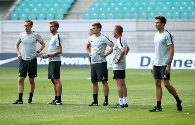 RB Leipzig - Training Euro League Quali Leipzig, 25.07.2018, Red Bull Arena, Fussball, Qualifikation zur UEFA Europa League , Training am Vortag des Spiels RB Leipzig vs. BK Häcken ((SWE) , Im Bild v.l.: Sportpsychologe Max Pelka, Co Trainer Lars Kornetka, Co Trainer Robert Klauß Klauss, Cheftrainer Ralf Rangnick und Athletiktrainer Daniel Behlau (alle RB Leipzig). ,