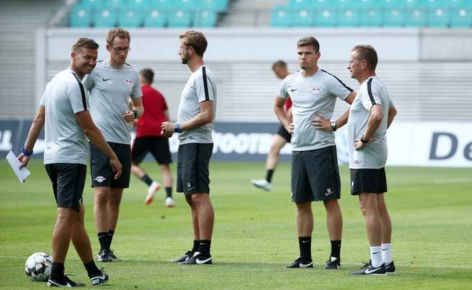 RB Leipzig - Training Euro League Quali Leipzig, 25.07.2018, Red Bull Arena, Fussball, Qualifikation zur UEFA Europa League , Training am Vortag des Spiels RB Leipzig vs. BK Häcken ((SWE) , Im Bild v.l.: Co Trainer Jesse Marsch, Sportpsychologe Max Pelka, Co Trainer Lars Kornetka, Co Trainer Robert Klauß Klauss und Cheftrainer Ralf Rangnick (alle RB Leipzig). ,
