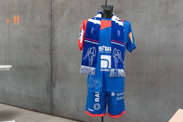 Das neue Trikot, HBW Balingen-Weilstetten, Handball, 2. Bundesliga, Oeffentliches Training, 2018 2019, 26.07.2018, HBW Balingen-Weilstetten, Handball, 2. Bundesliga, Oeffentliches Training, 2018 2019, 26.07.2018 Balingen Copyright: xEIBNER SaschaxWaltherx EP_SWA