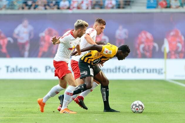 26.07.2018, xtgx, Fussball Europa League Qualifikation 2.Runde, RB Leipzig - BK Haecken emspor, v.l. Kevin Kampl (Leipzig, 44), Willi Orban (Leipzg), Alhassan Kamara (Haecken, 9) Zweikampf, Duell, Kampf, tackle Leipzig