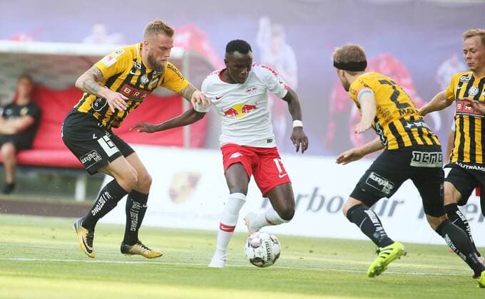 RB Leipzig - BK Haecken Fussball Euro League Quali Leipzig, 26.07.2018, Red Bull Arena, Fussball, UEFA EURO EM Europameisterschaft Fussball League , Qualifikation, 2.Runde, Hinspiel, RB Leipzig vs. BK Häcken , Im Bild von links; Erik Friberg (8, Häcken), Bruma (17, RB Leipzig), Rasmus Lindgren (21, Häcken) und Adam Andersson (28, Häcken). ,