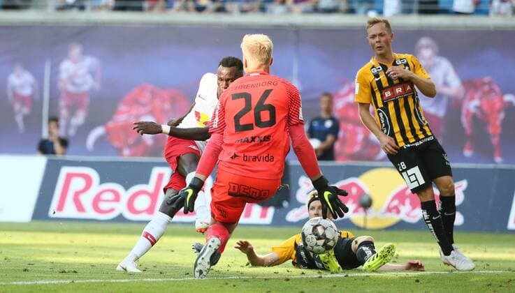 RB Leipzig - BK Haecken Fussball Euro League Quali Leipzig, 26.07.2018, Red Bull Arena, Fussball, UEFA EURO EM Europameisterschaft Fussball League , Qualifikation, 2.Runde, Hinspiel, RB Leipzig vs. BK Häcken , Im Bild; Tor für RB Leipzig. Bruma (17, RB Leipzig) erzielt den Treffer zum 1:0 gegen Torwart Peter Abrahamsson (26, Häcken). ,