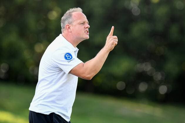 Trainer Daniel Weber (VfR Garching) gibt Anweisungen, gestikuliert, mit den Armen gestikulieren, gives instructions, gesticulate Einzelbild, Aktion, Action, Fussball, Regionalliga Bayern, VfR Garching - 1. FC Schweinfurt 05,