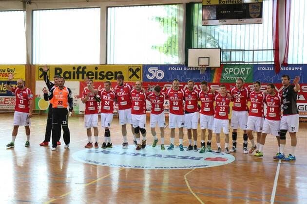 Der Bergische HC begrüßt das Publikum v. l. Kristian Nippes ( 13, Bergischer HC), Christopher Rudeck ( 1, TW, Bergischer HC), Bastian Rutschmann ( 23, Bergischer HC), Maciej Majdzinski ( 14, Bergischer HC), Linus Arnesson ( 24, Bergischer HC), Leos Petrovsky ( 6, Bergischer HC), Rafael Baena Gonzalez ( 16, Bergischer HC), Yannick Fraatz ( 18, Bergischer HC), Bogdan Andrei Criciotoiu ( 90, Bergischer HC), Max Darj ( 5, Bergischer HC), Daniel Fontaine ( 17, Bergischer HC), Jeffrey Boomhouwer ( 32, Bergischer HC), Fabian Gutbrod ( 22, Bergischer HC), Milan Kotrc ( 15, Bergischer HC), Tomas Babak ( 19, Bergischer HC) und Csaba Szücs ( 20, Bergischer HC) HSG REMUS Bärnbach Köflach vs Bergischer HC, Handball, Testspiel, 1. Bundesliga, 27.07.18 Köflach Lipizanerheimat Österreich Sporthalle Bärnbach