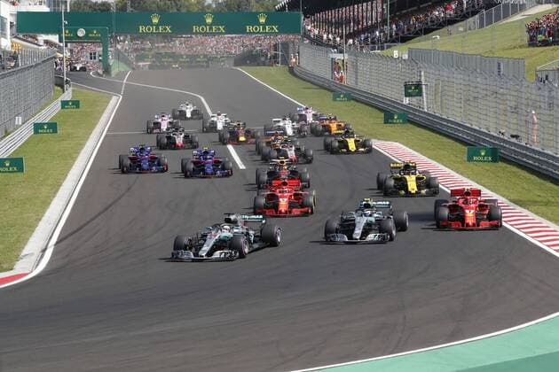 Motorsports: FIA Formula One World Championship WM Weltmeisterschaft 2018, Grand Prix of Hungary, Start, 44 Lewis Hamilton (GBR, Mercedes AMG Petronas Motorsport), 77 Valtteri Bottas (FIN, Mercedes AMG Petronas Motorsport), 7 Kimi Raikkonen (FIN, Scuderia Ferrari), 5 Sebastian Vettel (GER, Scuderia Ferrari), 55 Carlos Sainz jr. (ESP, Renault Formula One Team), Budapest Hungary