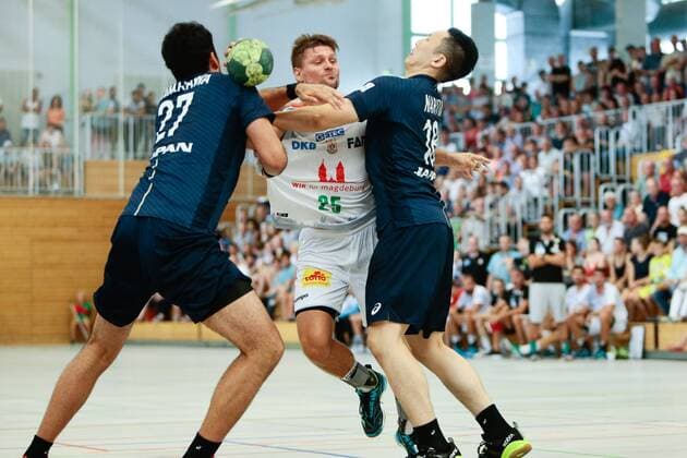 01.08.2018, xtgx, Handball Testspiel, SC Magdeburg - Japan, emspor, v.l. Hiroyasu Tamakawa, Marko Bezjak (Magdeburg, 25), Kohei Narita Zweikampf, Duell, Kampf, tackle Beetzendorf