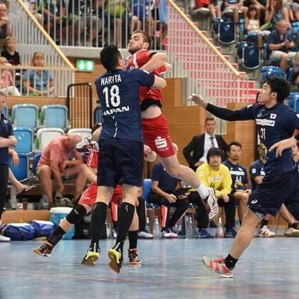 Handball, Herren, Saison 2018 19, Mini-Turniner in der MBS-Arena, Japan - 1. VfL Potsdam, Kohei Narita (Nr. 18, Japan), Joe-Uwe Boede (Nr. 14, 1. VfL Potsdam), 03.08.18, Copyright: xMichaelxHundtx xMatthiasxKochx