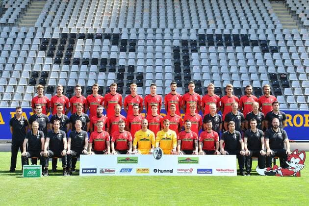 SC Freiburg; 1. Bundesliga, Portraettermin, 2018 2019, Mannschaftsfoto Hintere Reihe v.l.n.r.: Pascal Stenzel, Christian Guenter, Florian Kath, Janik Haberer, Dominique Heintz, Philipp Lienhart, Keven Schlotterbeck, Tim Kleindienst, Robin Koch, Nils Petersen, Florian Niederlechner, Manuel Gulde, Lucas Hoeler Mittlere Reihe v.l.n.r.: Busfahrer Stefan Spohn, Zeugwart Max Beckmann, Mannschaftsarzt Dr. Helge Eberbach, Mannschaftsarzt Dr. Gerrit Bode, Brandon Borrello, Caleb Stanko, Nicolas Hoefler, Lukas Kuebler, Mike Frantz, Luca Waldschmidt, Trainer Christian Streich, Co-Trainer Lars Vossler, Co-Trainer Patrick Baier, Co-Trainer Florian Bruns Vordere Reihe v.l.n.r.: Physiotherapeut Uwe Vetter, Physiotherapeut Markus Behrens, Physiotherapeut Torge Schwarz, Patrick Kammerbauer, Yoric Ravet, Mark Flekken, Alexander Schwolow, Jerome Gondorf, Marco Terrazzino, Torwarttrainer Andreas Kronenberg, Athletiktrainer Daniel Wolf, Physiotherapeut Florian Mack 1. Bundesliga - 2018 2019 - Portraettermin SC Freiburg Freiburg Copyright: xEIBNER SvenxLaeglerx EP_SLR